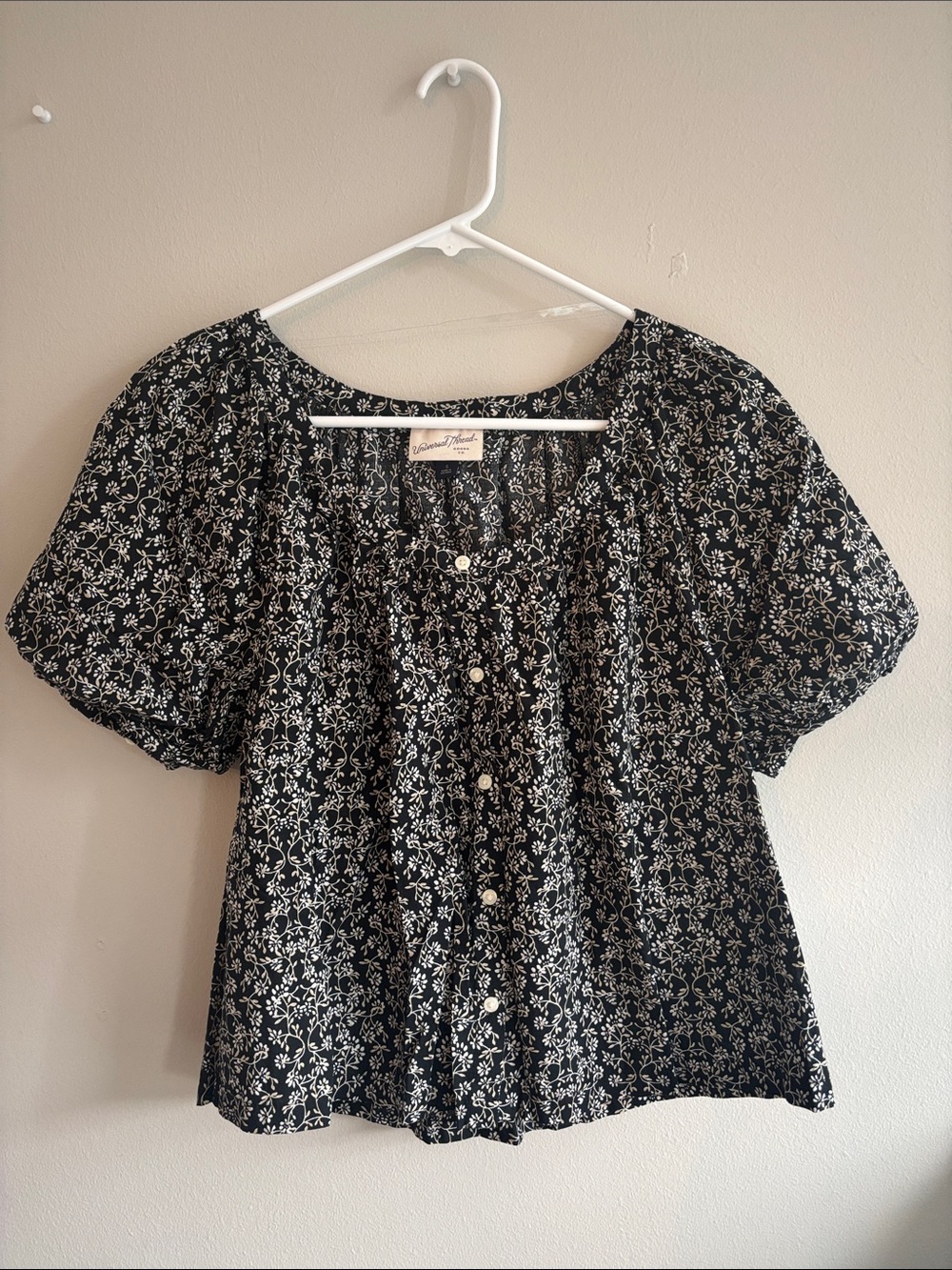 Black and White Floral Button-Front Puff Sleeve Blouse